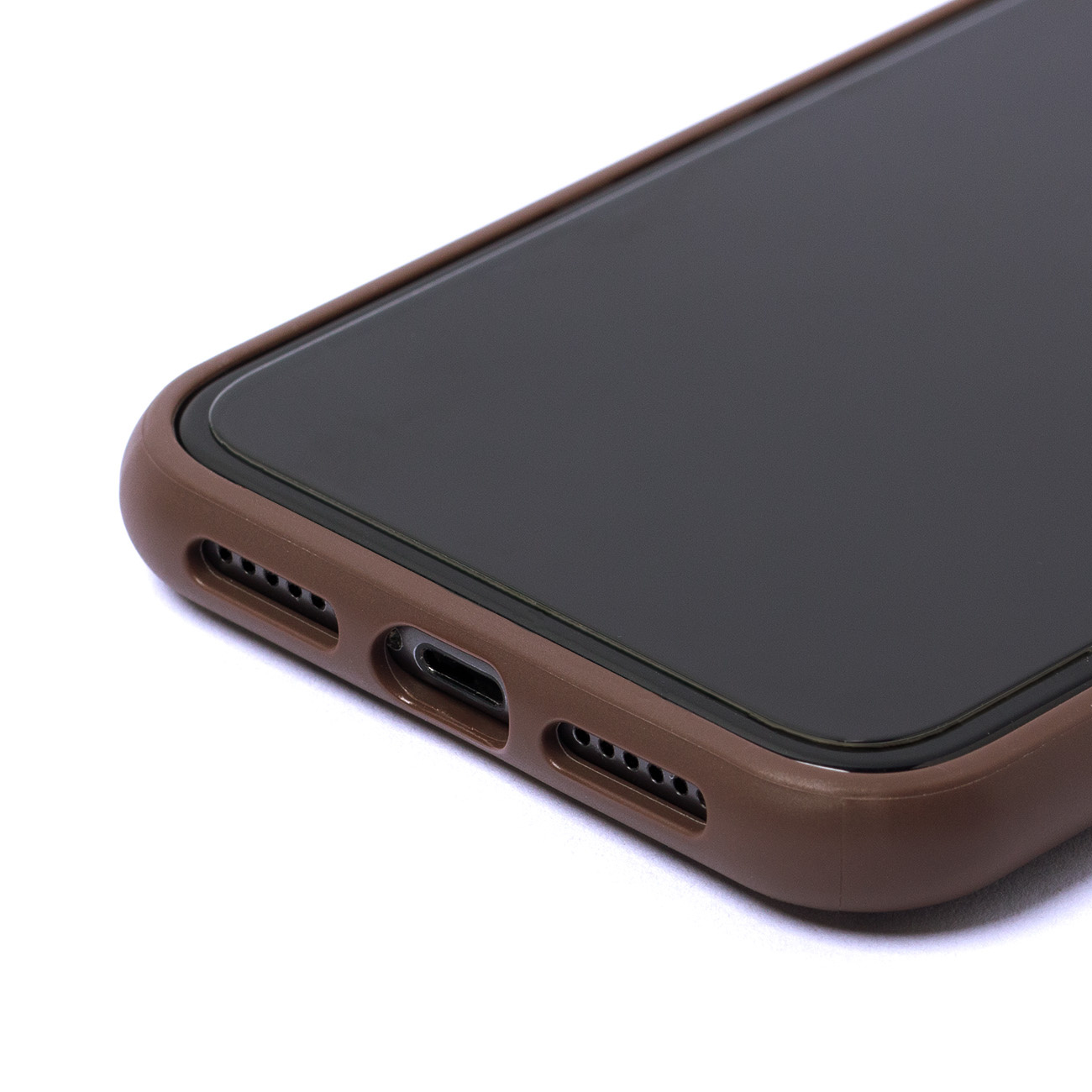 Aussparungen für Lautsprecher und Ladeanschluss an der Guess-Hülle für die iPhone 11 / XR 4G-Serie mit Big Metal Logo