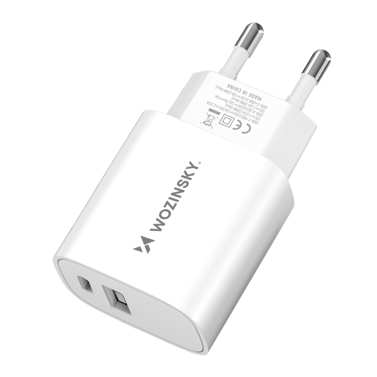Ładowarka sieciowa Wozinsky WGWCW ze złączami USB-A i USB-C o mocy do 20W na tle gór