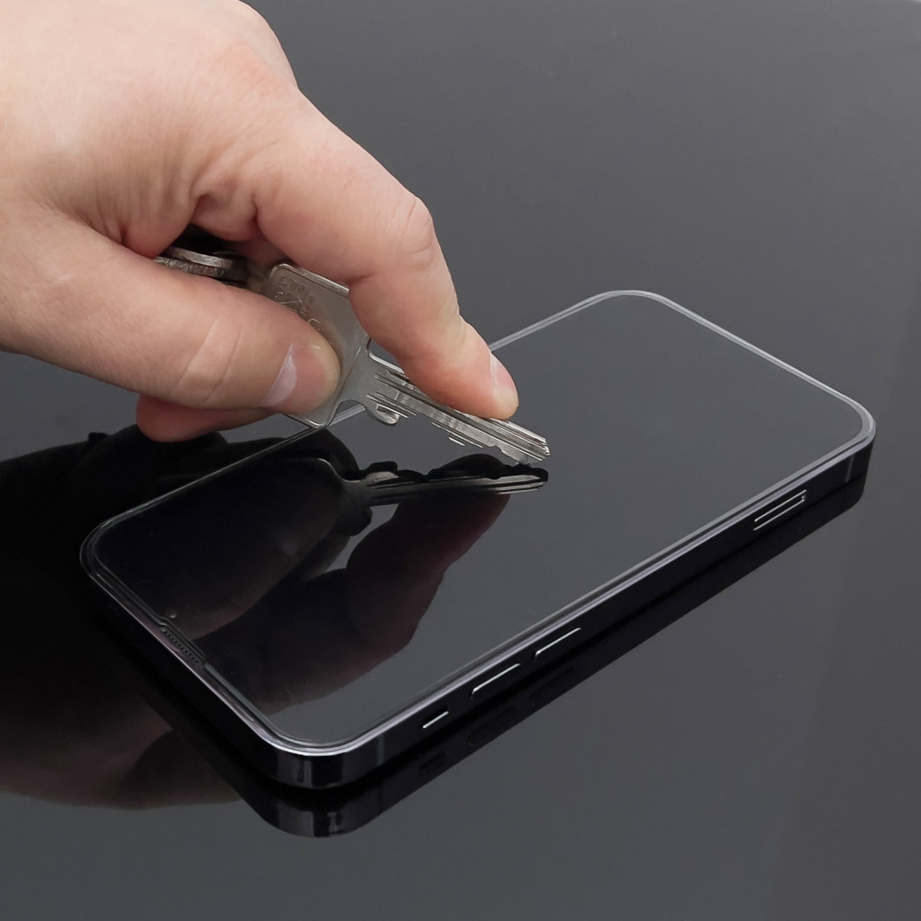 Telefon z założonym prywatyzującym szkłem hartowanym Wozinsky Privacy Glass