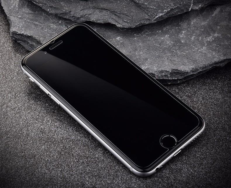 Krople wody na szkle hartowanym Wozisnky Tempered Glass