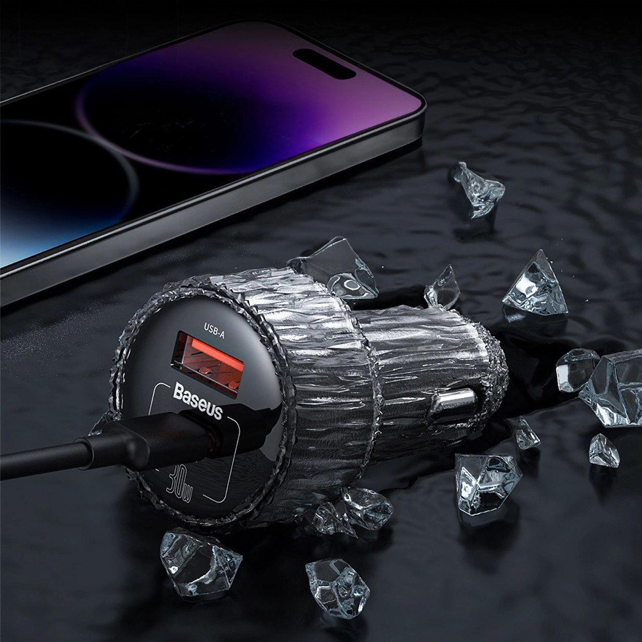 Ein mit dem Armaturenbrett verbundener Baseus-Autoadapter, dessen Verpackung von Kristallsplittern umgeben ist, daneben ein Smartphone mit einem lila-schwarzen Farbverlaufsbildschirm.