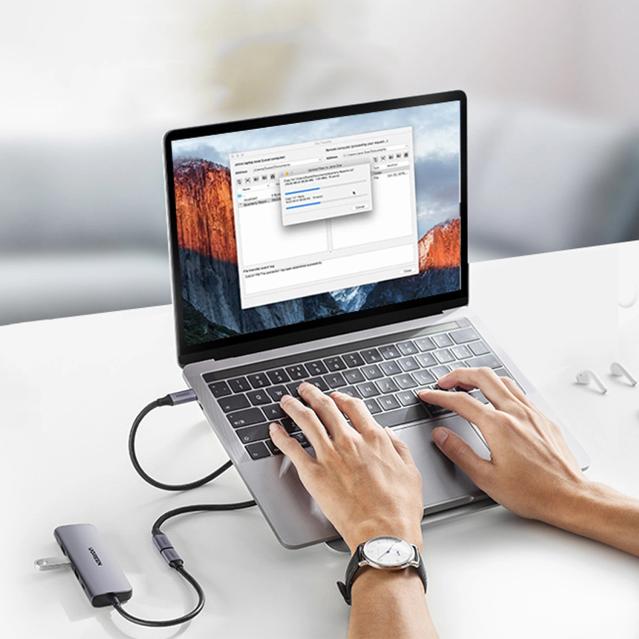 MacBook, auf das Daten von einem USB-Stick mit dem Kabel Ugreen US372 30205 übertragen werden