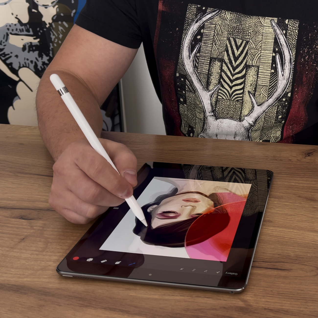 Mężczyzna piszący na tablecie z założonym szkłem hartowanym Wozinsky Tempered Glass
