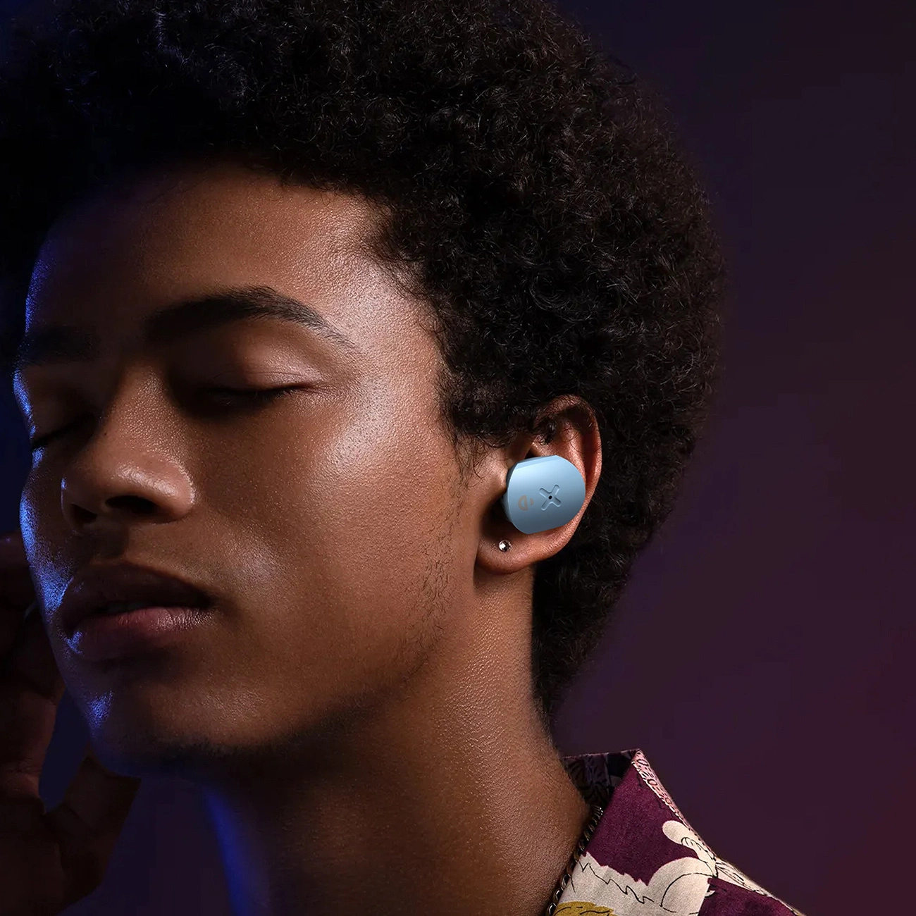 A black man listens to music in Choetech BH-T22 TWS wireless headphones