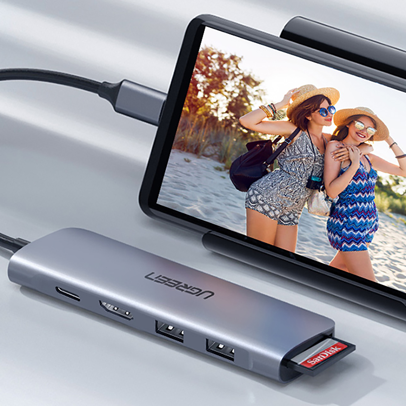 Phone connected to the Ugreen CM195 ​​15214 adapter with USB-C - HDMI / 2x USB-A 3.0 / USB-C 3.0 / SD / TF reader with an SD card inserted