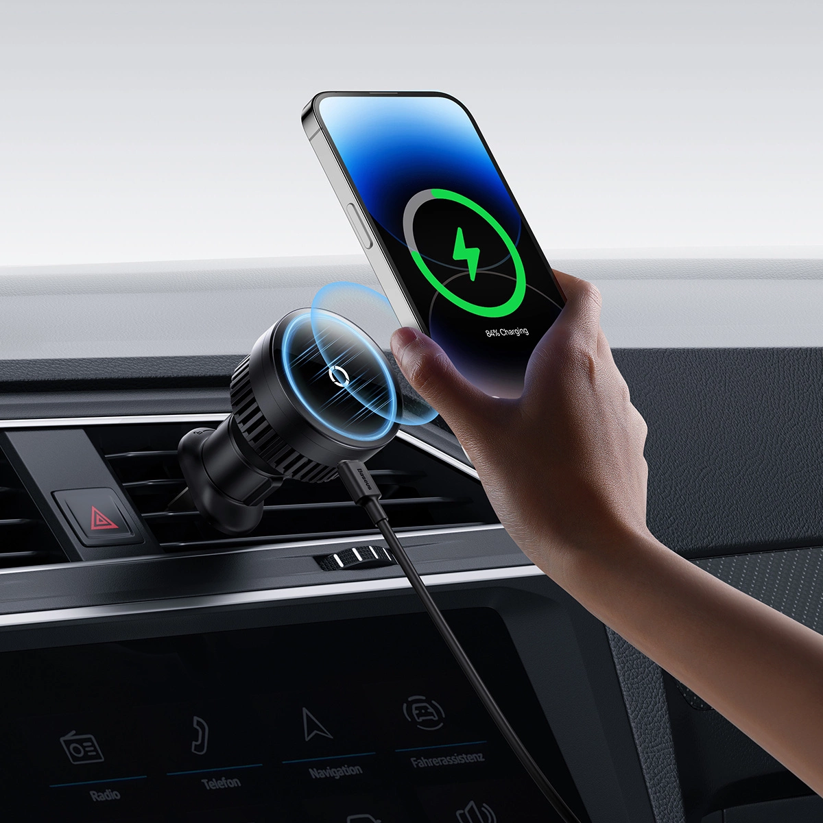 Dłoń podłączająca iPhone'a do uchwytu samochodowego Baseus MagPro Series z ładowarką indukcyjną 15W za pomocą MagSafe