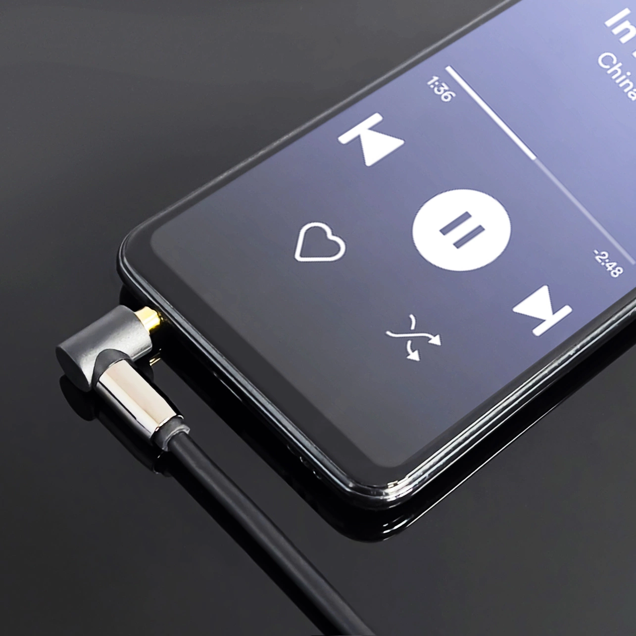 Kabel AUX kątowy Wozinsky jest elastyczny