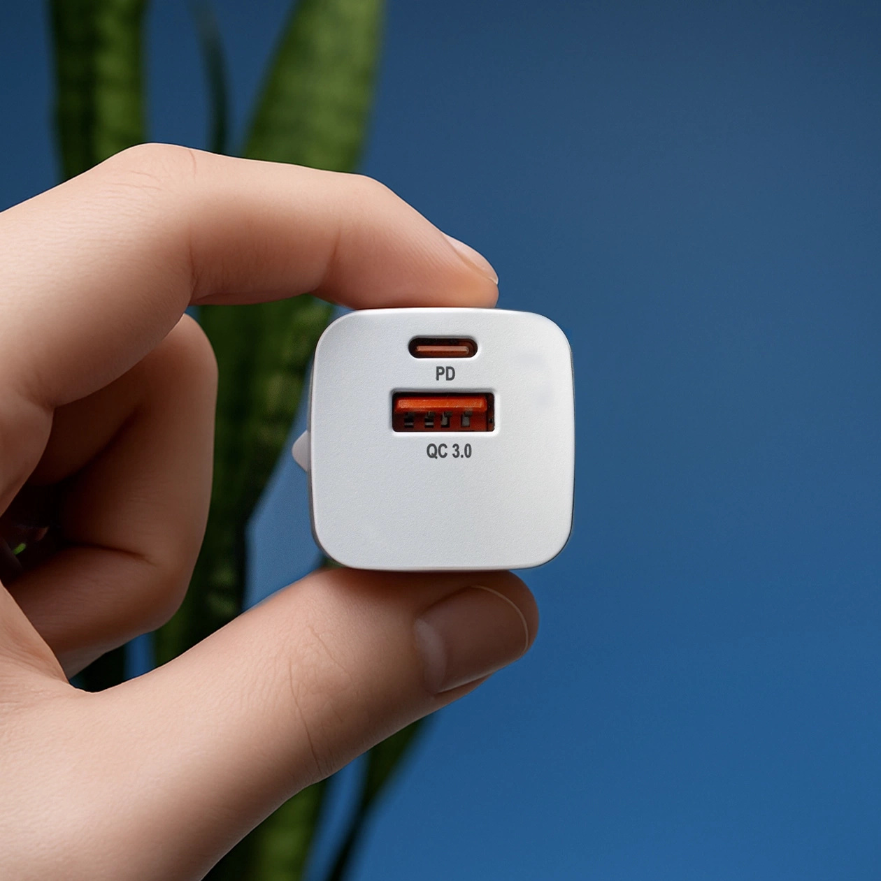 iPhone oraz smartfon z wejściem łądującym USB-C ładowane jednocześnie za pomocą ładowarki sieciowej Wozinsky CMWCW 20W