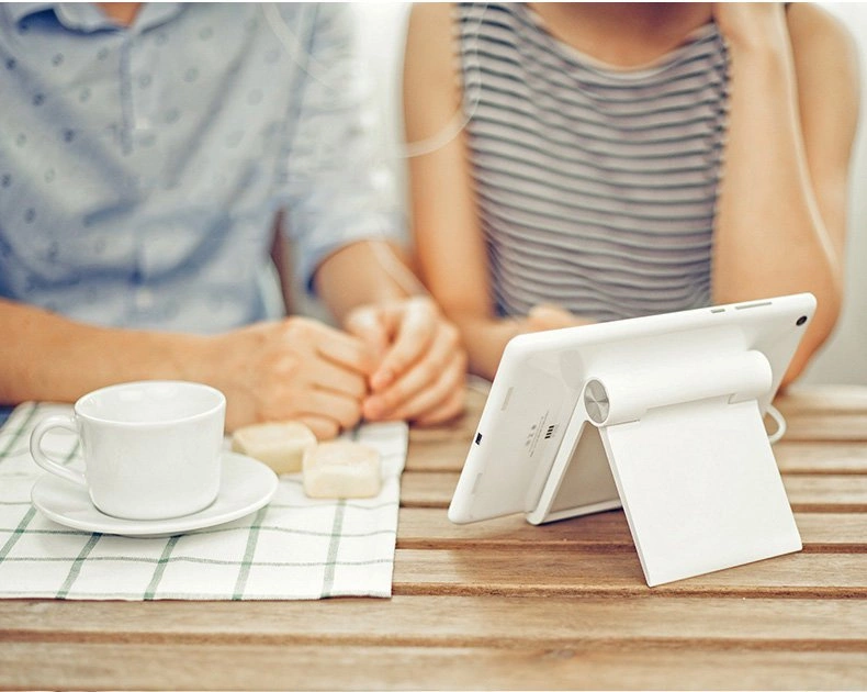 Two people are watching a movie on a tablet based on the Ugreen LP115 desk stand