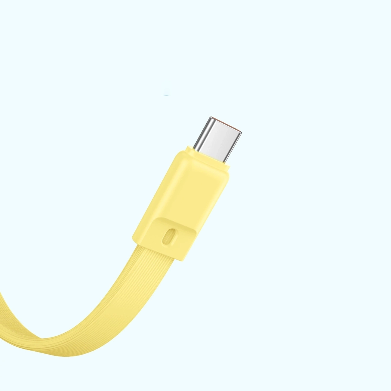 Kabel mit USB-C-Anschluss auf blauem Hintergrund