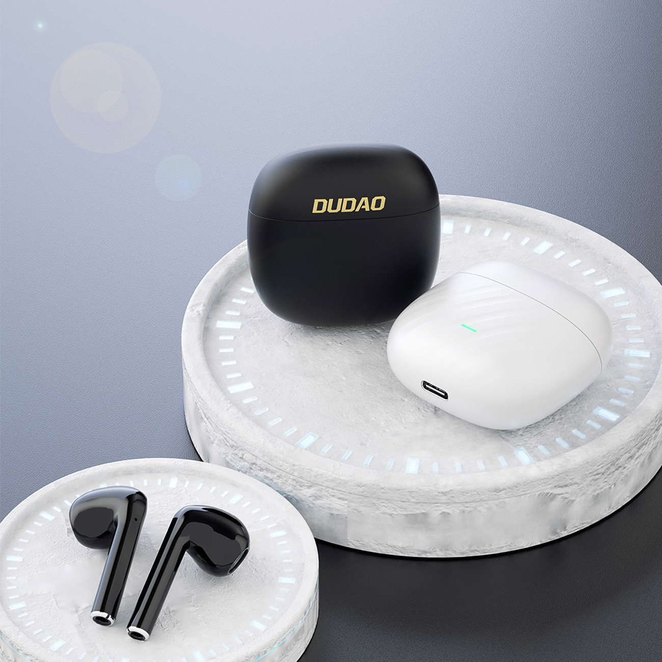 Zwei Paar kabellose Dudao U14+ TWS-Kopfhörer liegen auf einem Steinständer