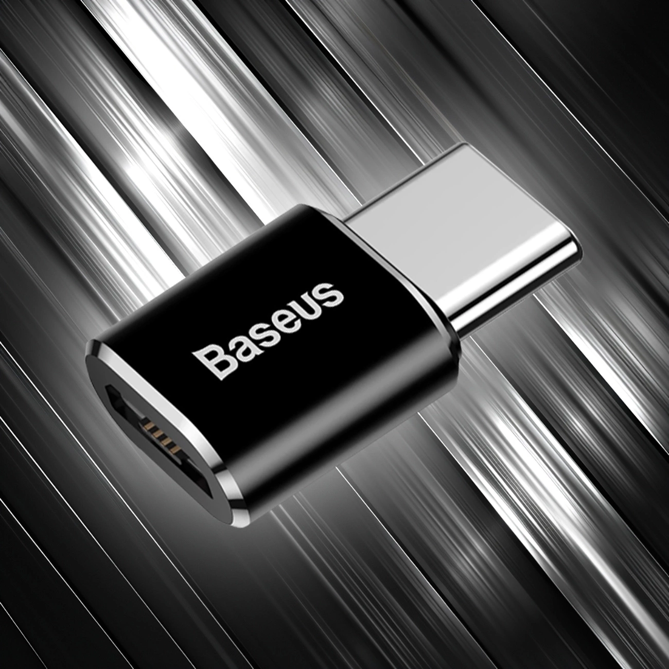 Czarny Adapter Baseus Mini przejściówka z micro USB na USB-C na tle ukazującym pewien rodzaj metalu