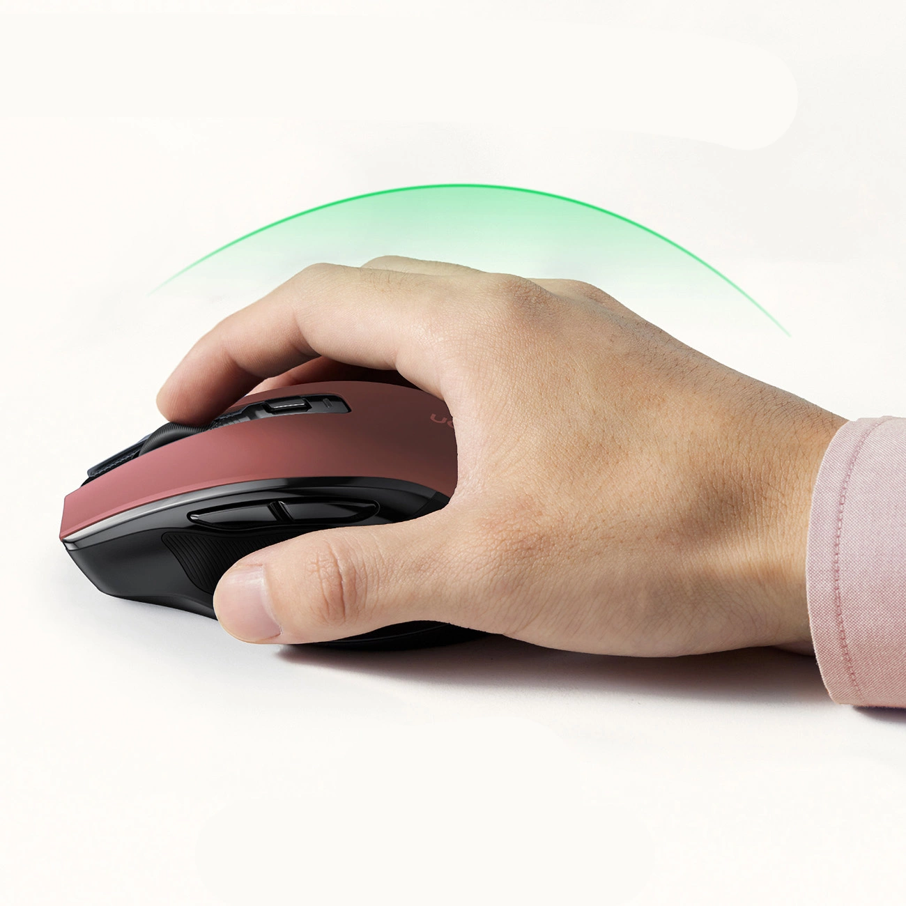 Ръката държи безжичната оптична мишка Ugreen MU006