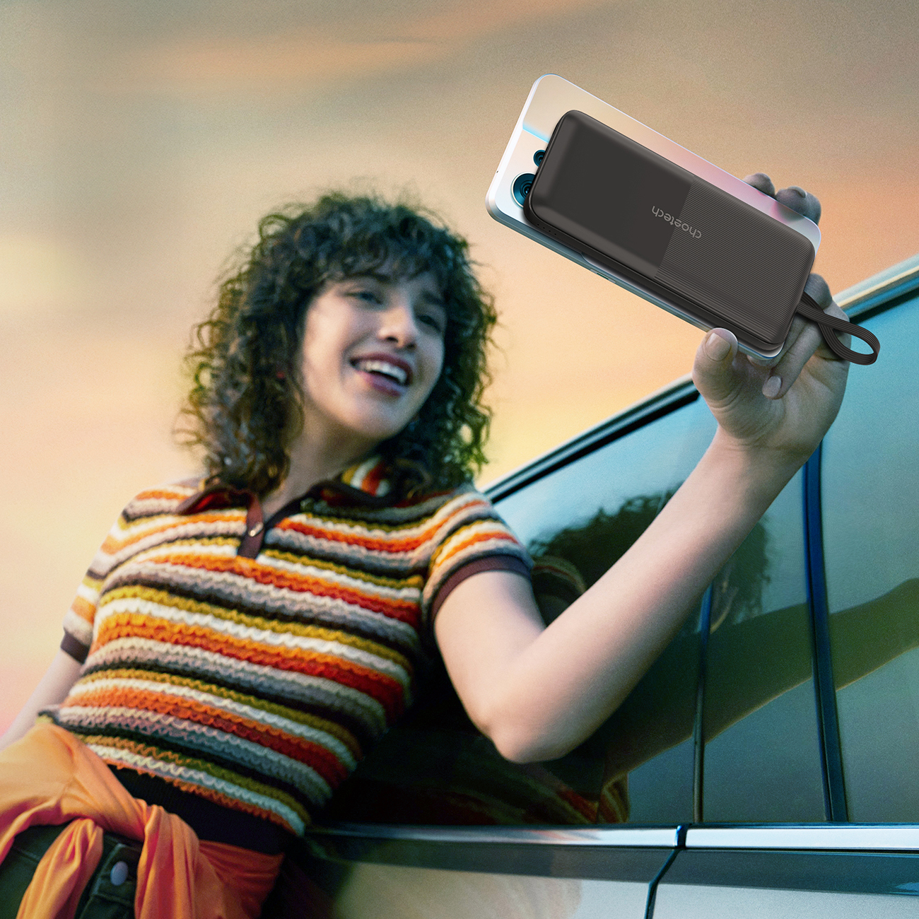 Kobieta trzymająca handy i powerbanka Choetech B654