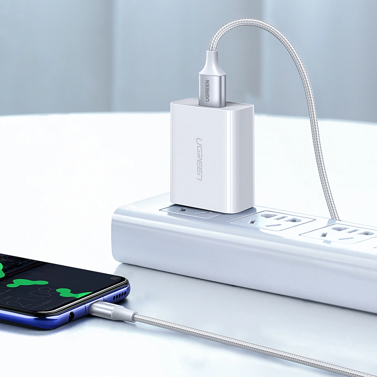 Ugreen US288-Kabel, das mit dem Cube und dem Telefon verbunden ist