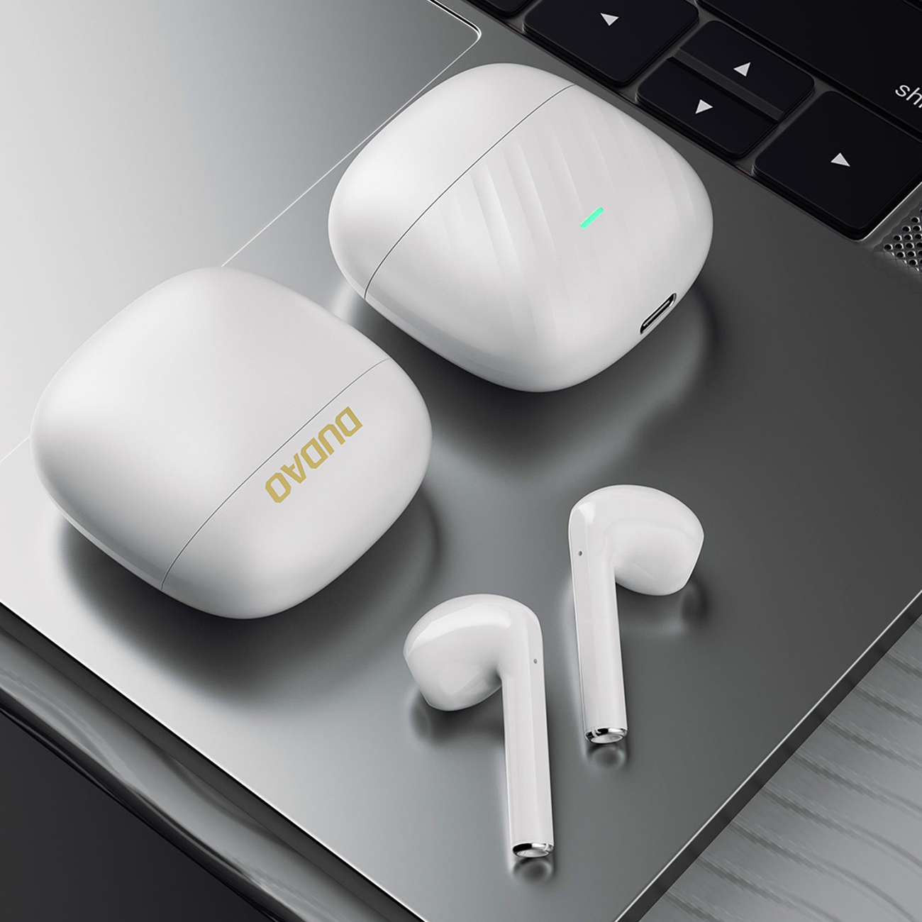 MacBook Pro mit kabellosen Dudao U14+ TWS-Kopfhörern mit Hülle