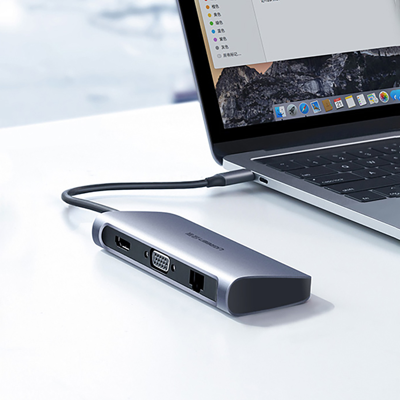 Macbook z podłączonym adapterem 9w1 Ugreen CM179 za pomocą wejścia USB-C