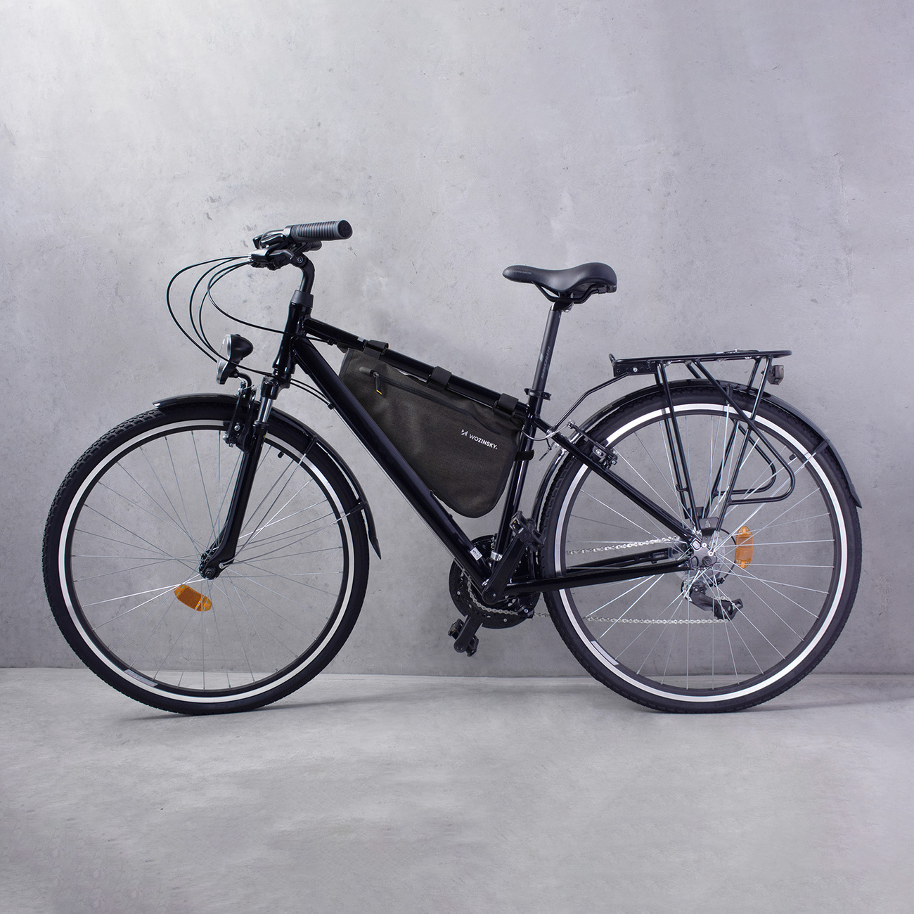Torba rowerowa pod ramę Wozinsky WBB15BK zamocowana na rowerze miejskim