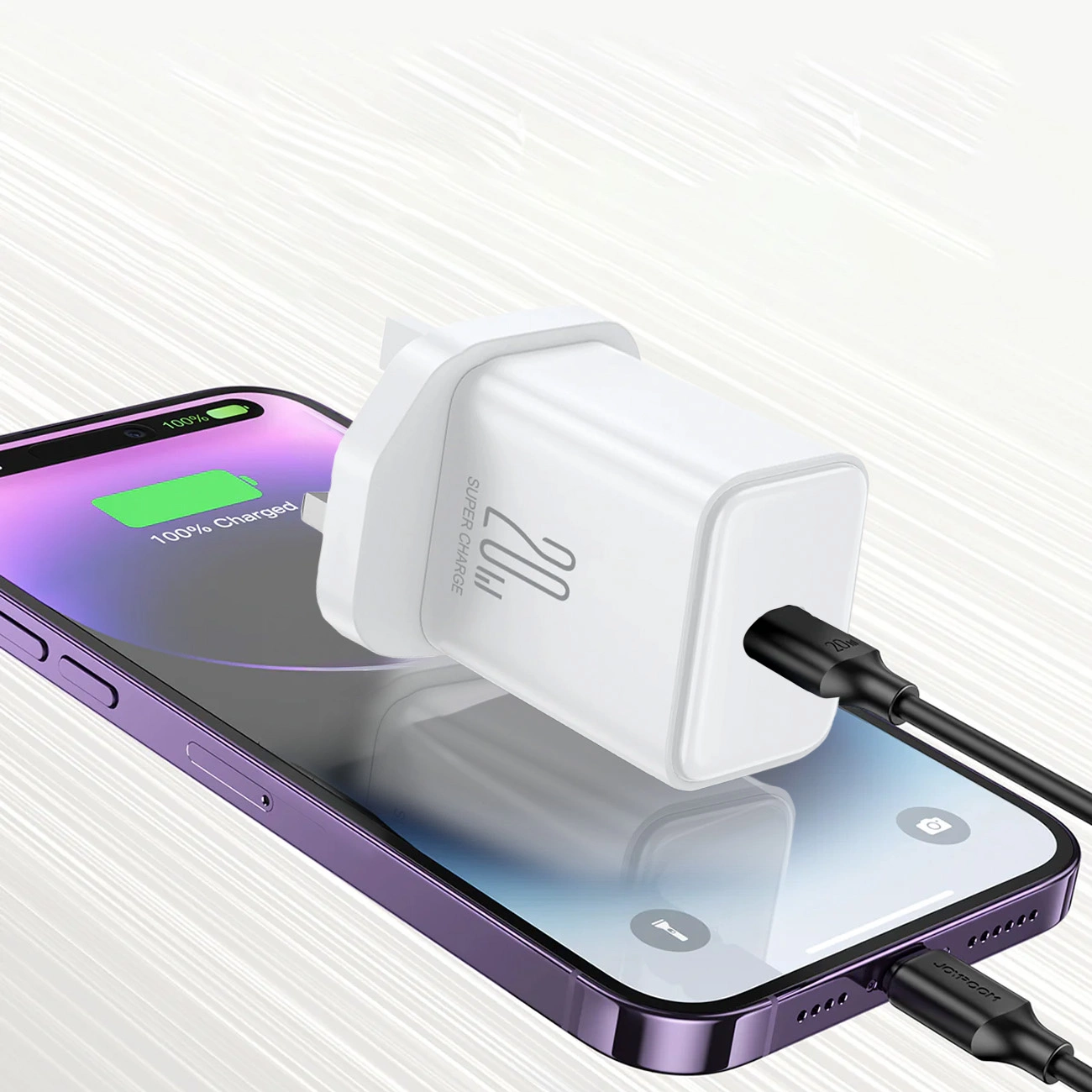 iPhone, свързан към стенното зарядно устройство Joyroom JR-TCF06 с конектор USB-C PD 20W с щепсел от Обединеното кралство