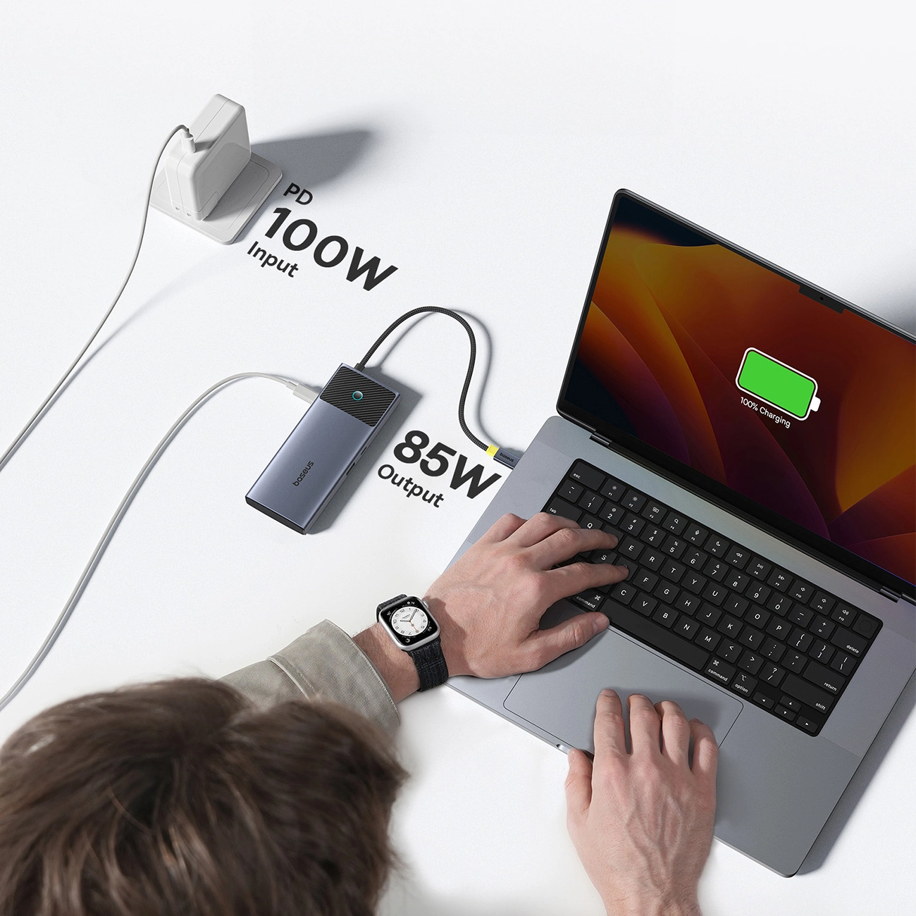 Laptop angeschlossen an den Lade-HUB Baseus Metal Gleam Series II