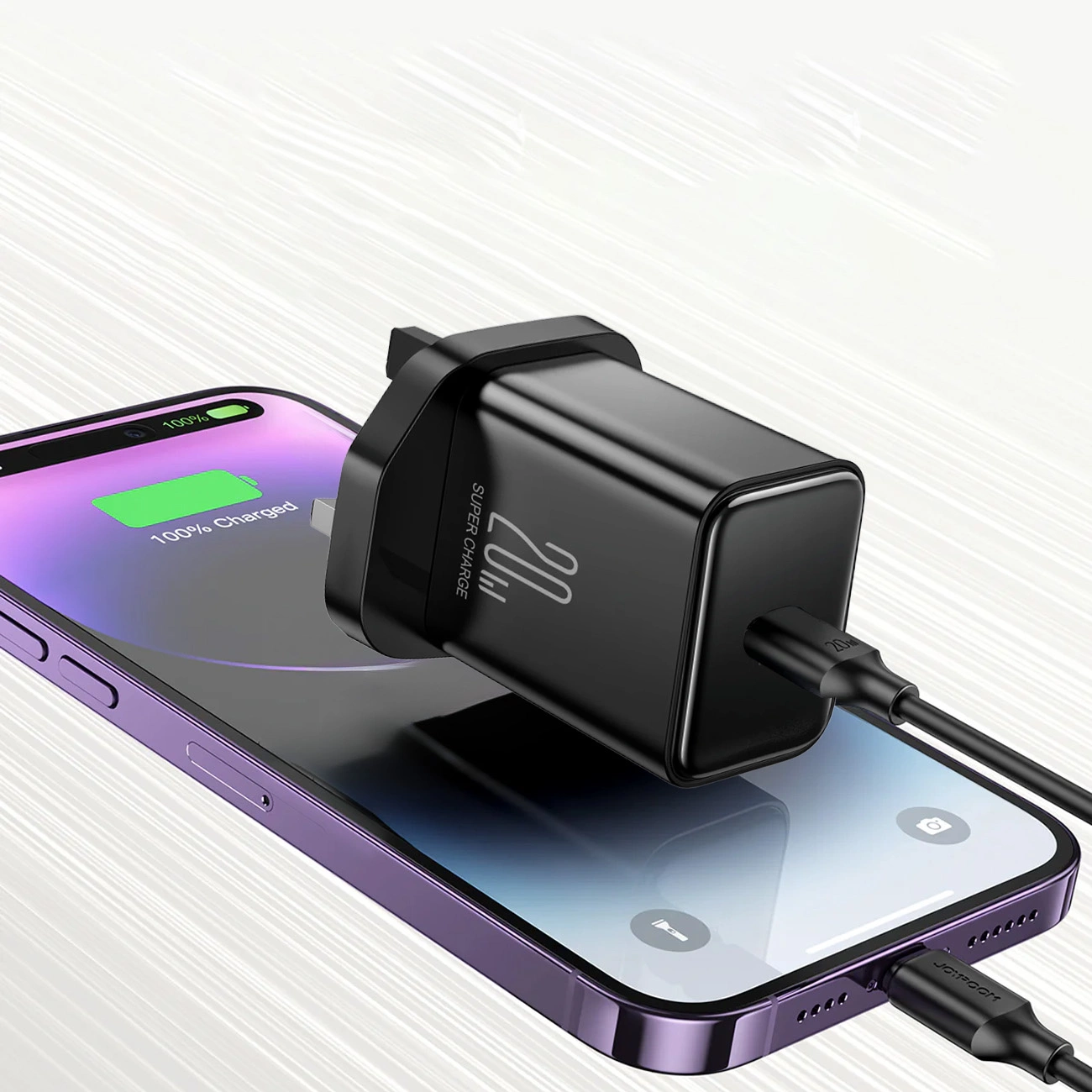 iPhone, свързан към стенното зарядно устройство Joyroom JR-TCF06 с конектор USB-C PD 20W с щепсел от Обединеното кралство