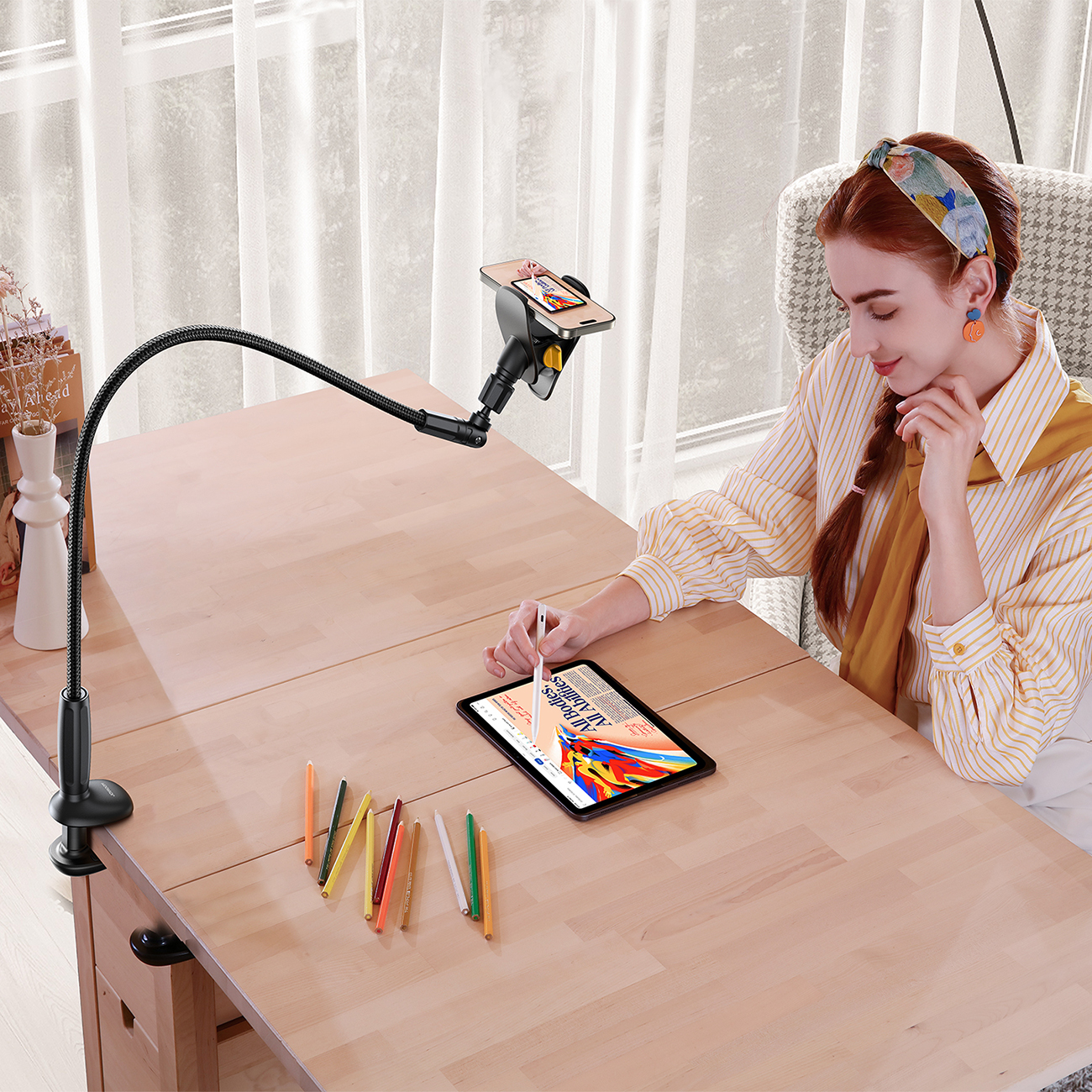 Woman recording with her phone using the Joyroom JR-ZS389 phone holder