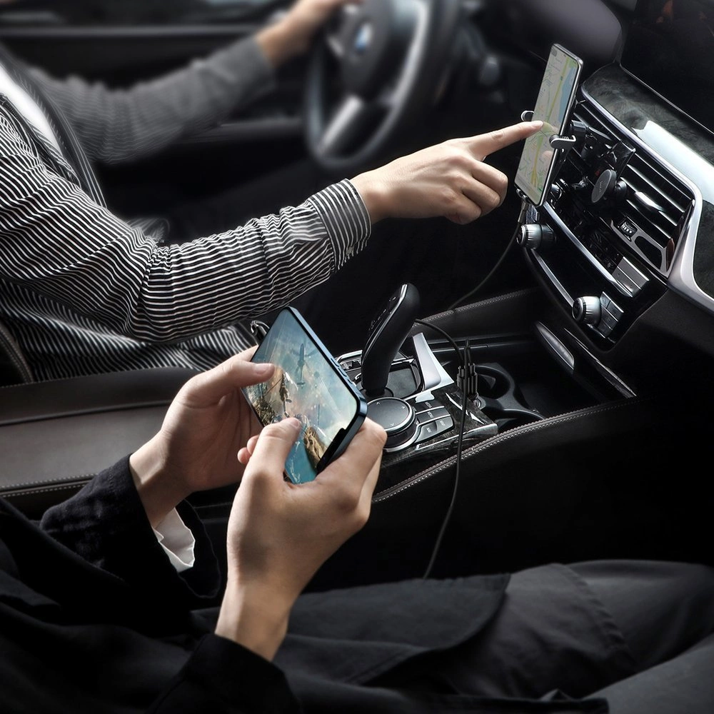 Two phones connected at the same time thanks to the Baseus Grain Pro car charger. Navigation is displayed on one device and the passenger is playing a game on the other