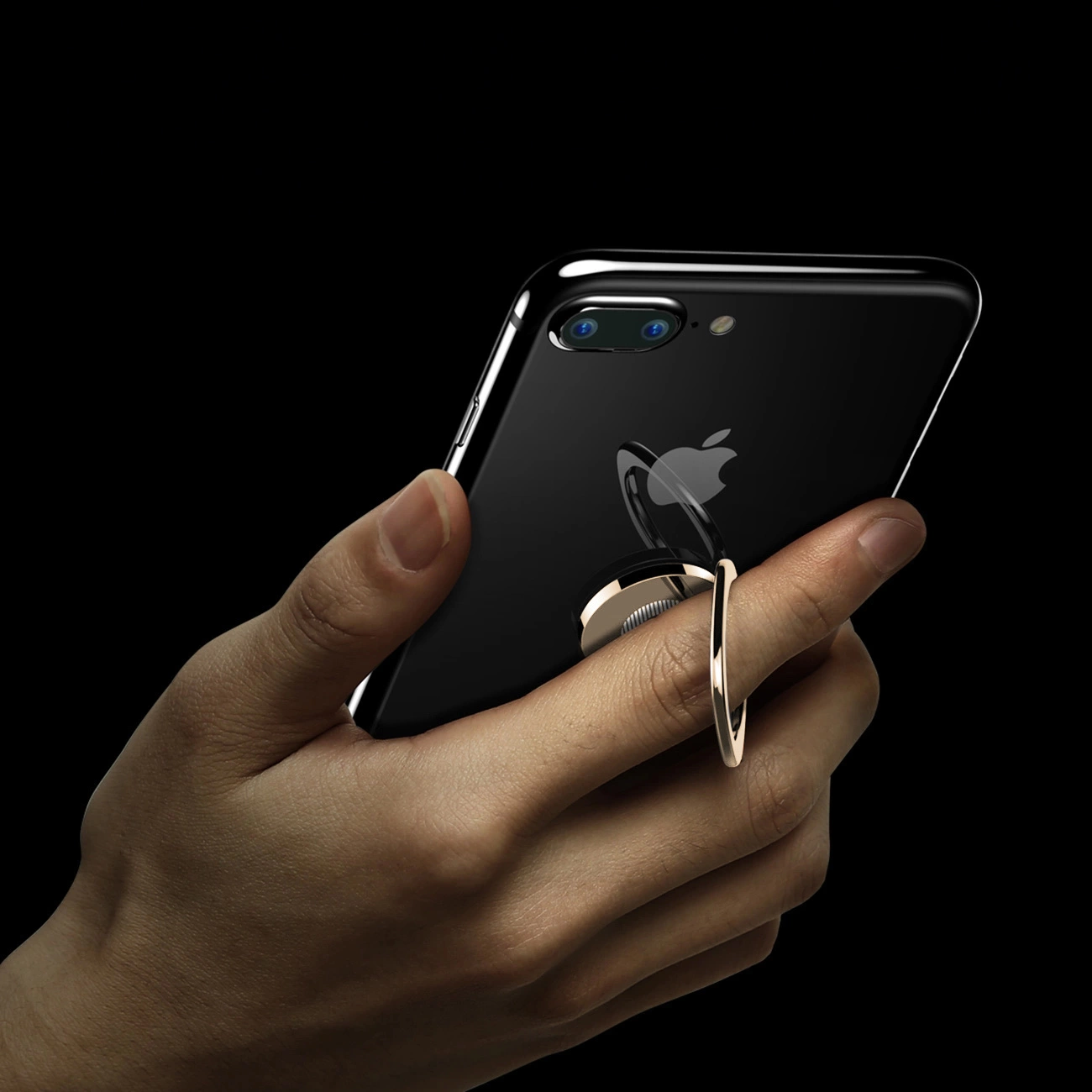 Ręka trzymająca telefon z przymocowanym uchwytem Baseus Privity Ring nałożonym na palec wskazujący